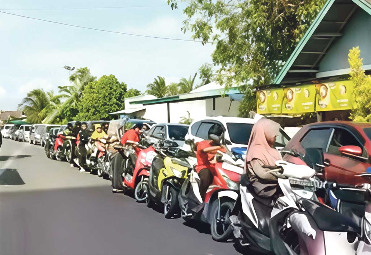 PANJANG: Antrean BBM di Desa Kubu, Kecamatan Kumai, mengular hingga lebih dari satu kilometer, Rabu (8/10).