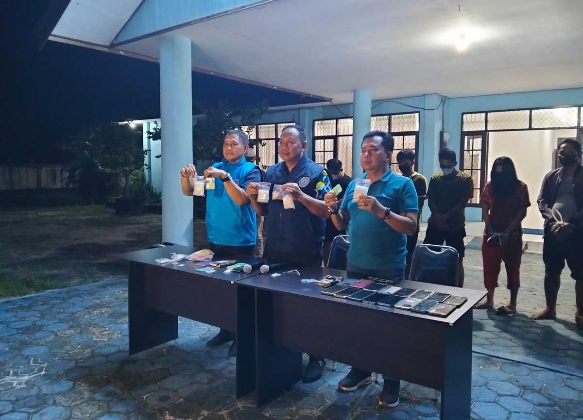 HASIL OPERASI: BNNP Kalteng dan BNNK Kotim menggelar rilis pengungkapan jaringan narkoba di halaman Kantor BNNK Kotim, Sampit, Rabu (8/10) malam.