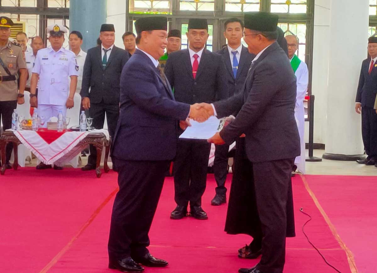 DILANTIK: Bupati Kotim Halikinnor melantik Ismanadi sebagai Direktur Perumdam Tirta Mentaya Sampit di Gedung Serba Guna, Rabu (8/10).