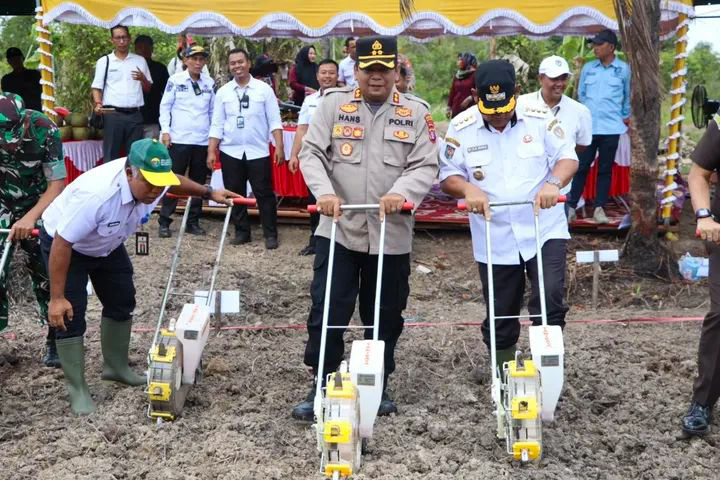 Bupati Seruyan Ahmad Selanorwanda dan Kapolres Seruyan AKBP Han&rsquo;s Itta, serta Kepala Dinas Pertanian Seruyan Albidinnor saat menaman jagung di Desa Pematang Limau, Rabu (8/10).