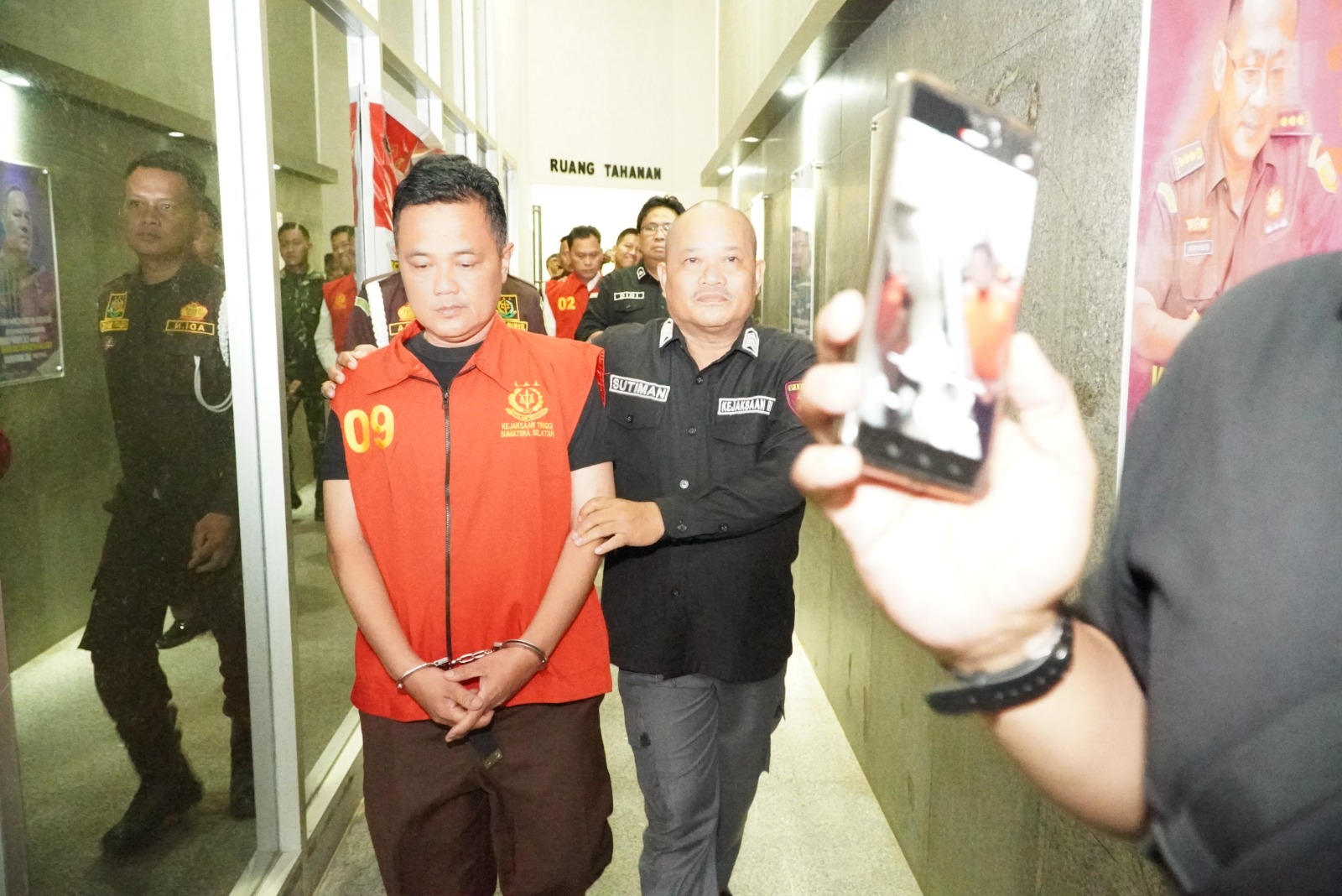 Kejaksaan Negeri (Kejari) Ogan Komering Ilir (OKI), Sumatera Selatan saat mengamankan dua orang yang mengaku sebagai jaksa. (Kejari OKI)