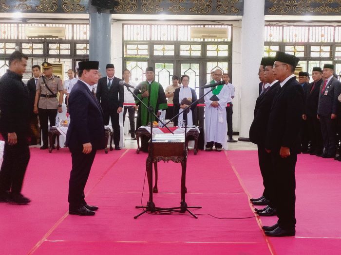 PELANTIKAN: Bupati Kotim Halikinnor memimpin pelantikan dan pengambilan sumpah janji jabatan di lingkungan Pemkab Kotim, Rabu (8/10/2025). FOTO: YUNI/RADAR SAMPIT