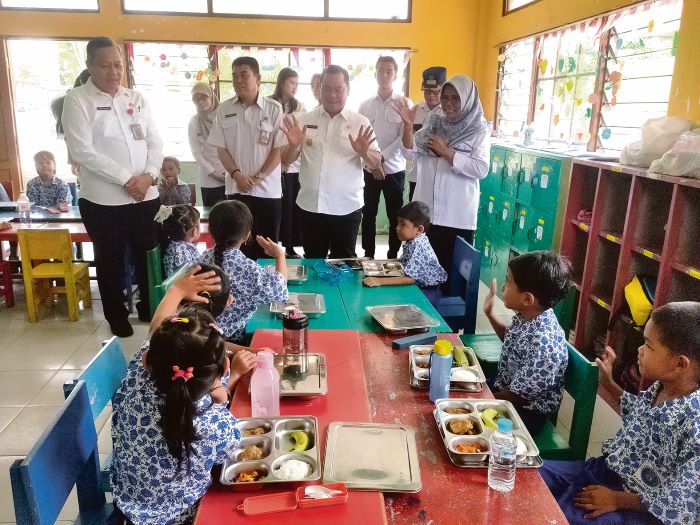 MAKAN BERGIZI: Kepala Disdik Kotim Muhammad Irfansyah mendampingi Bupati Kotim Halikinnor saat meninjau pelaksanaan program MBG di salah satu TK di Sampit. FOTO: DOK.YUNI/RADAR SAMPIT