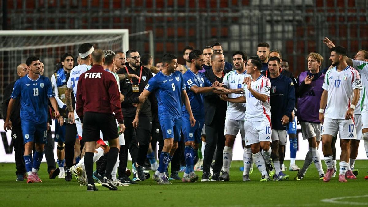 Salah satu ketegangan saat timnas Israel bertemu timnas Italia, dalam laga kualifikasi Piala Dunia 2026 di Hungaria, September lalu.