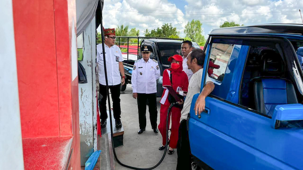 Wakil Bupati Seruyan Supian, saat melakukan sidak di salah satu SPBU di Kuala Pembuang, Rabu (8/10).