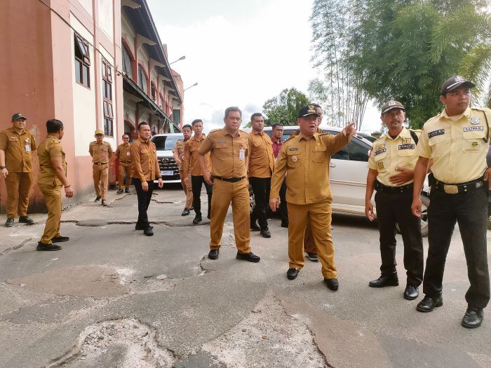 INFRASTRUKTUR: Bupati Kotim Halikinnor saat meninjau infrastruktur di kawasan pasar PPM Sampit. FOTO: Dok. YUNI/RADAR SAMPIT