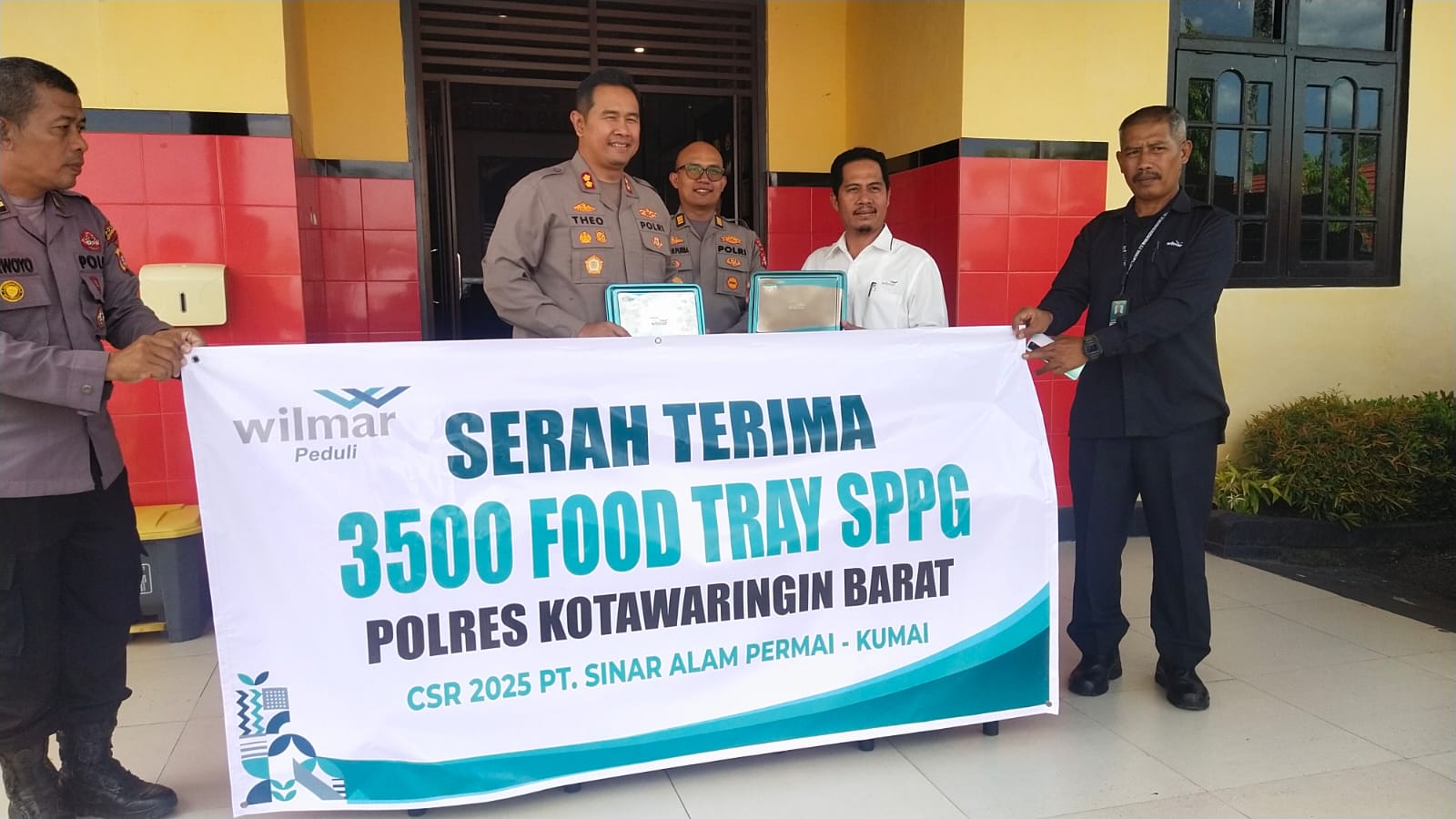 PT Sinar Alam Permai (SAP) &ndash; Kumai menyalurkan bantuan sebanyak 3.500 food tray atau nampan kepada Satuan Pelayanan Pemenuhan Gizi (SPPG) Polres Kotawaringin Barat (Kobar), Rabu (8/10/2025)