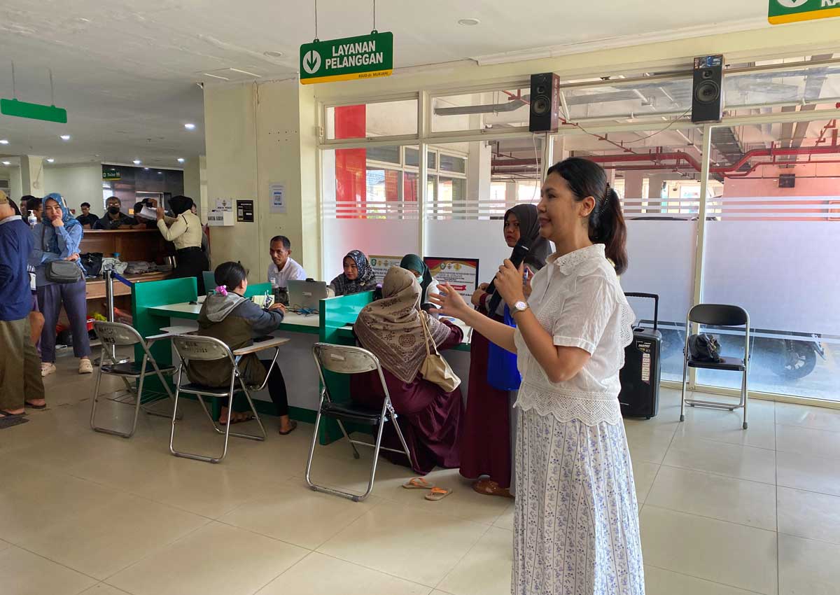 KEBIJAKAN BARU: Kepala Instalasi Rawat Jalan di RSUD dr Murjani Sampit Damayanti memberikan pemahaman kepada peserta BPJS Kesehatan, Rabu (8/10).