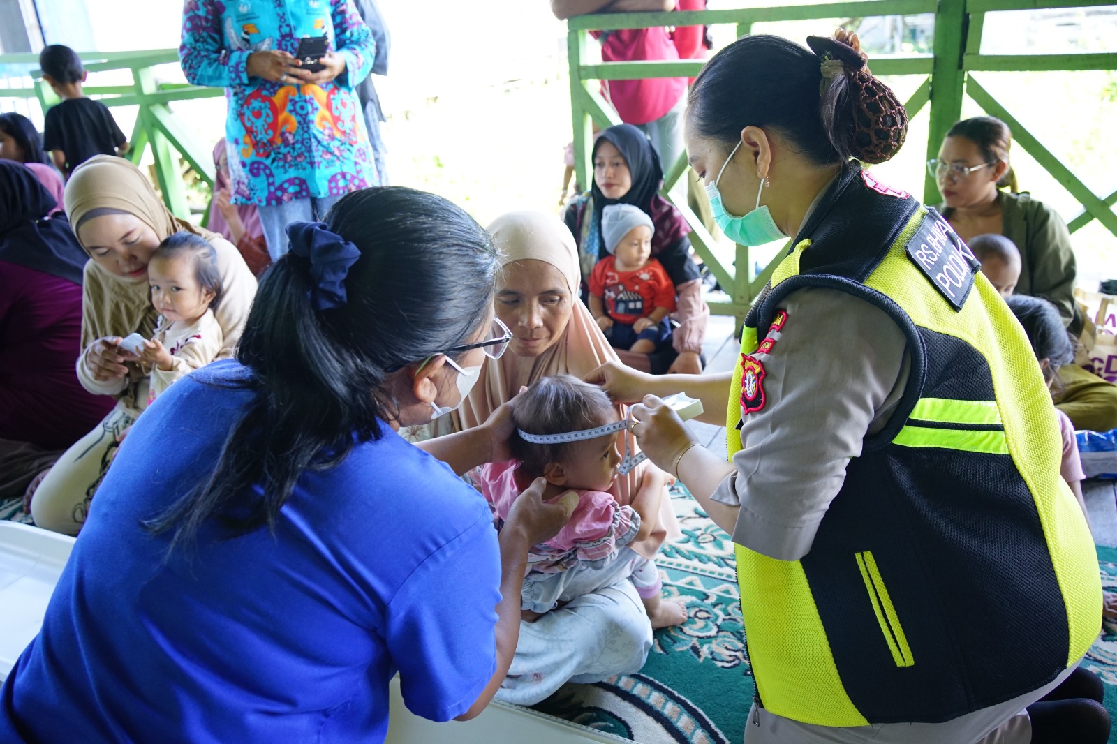 Suasana kegiatan posyandu keliling kepada balita, ibu hamil dan para lansia.