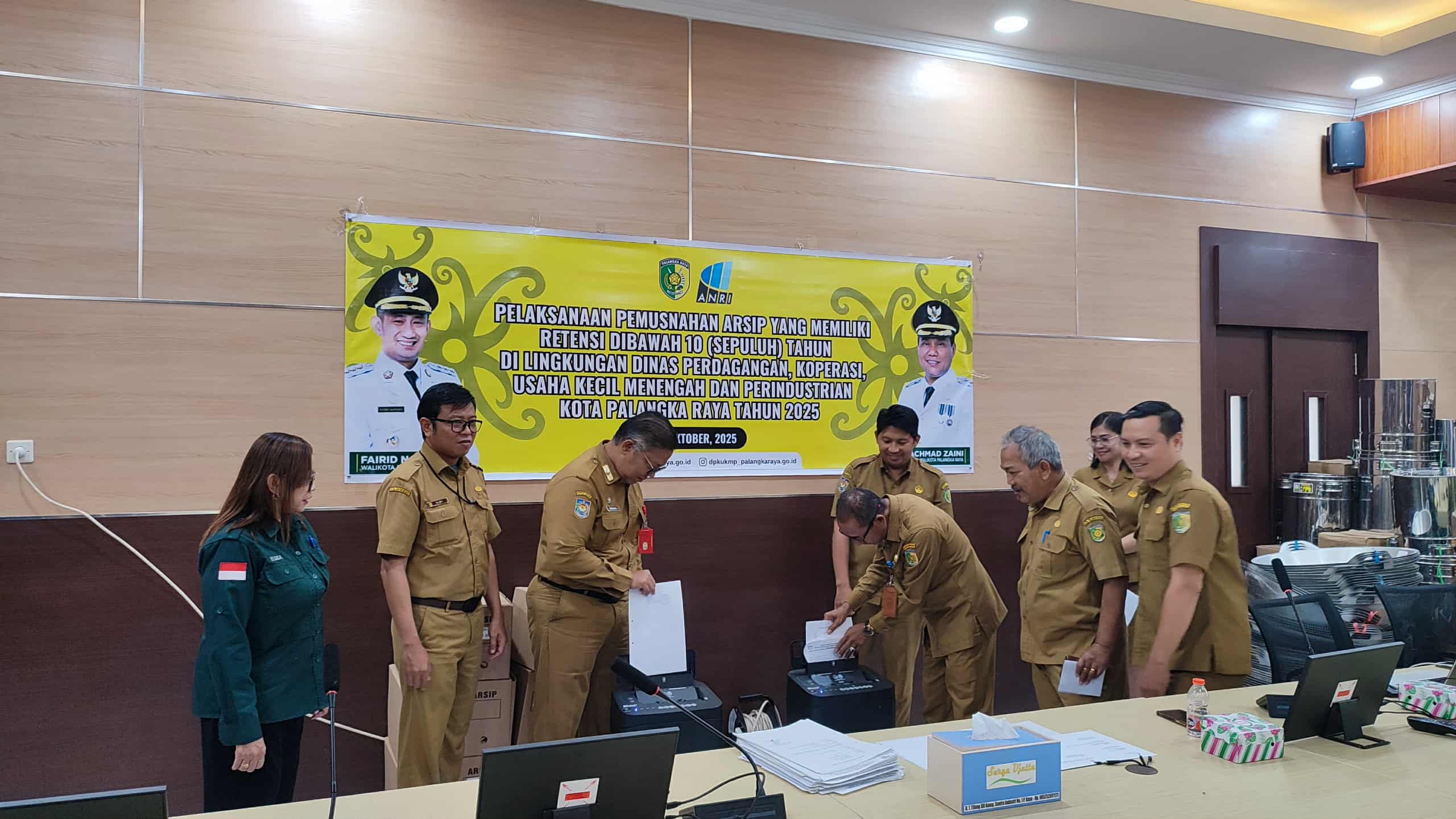 : Dinas Perdagangan, Koperasi, Usaha Kecil Menengah, dan Perindustrian Kota Palangka Raya memusnahkan arsip tidak bernilai guna di Aula DPKUKMP, Selasa (7/10).