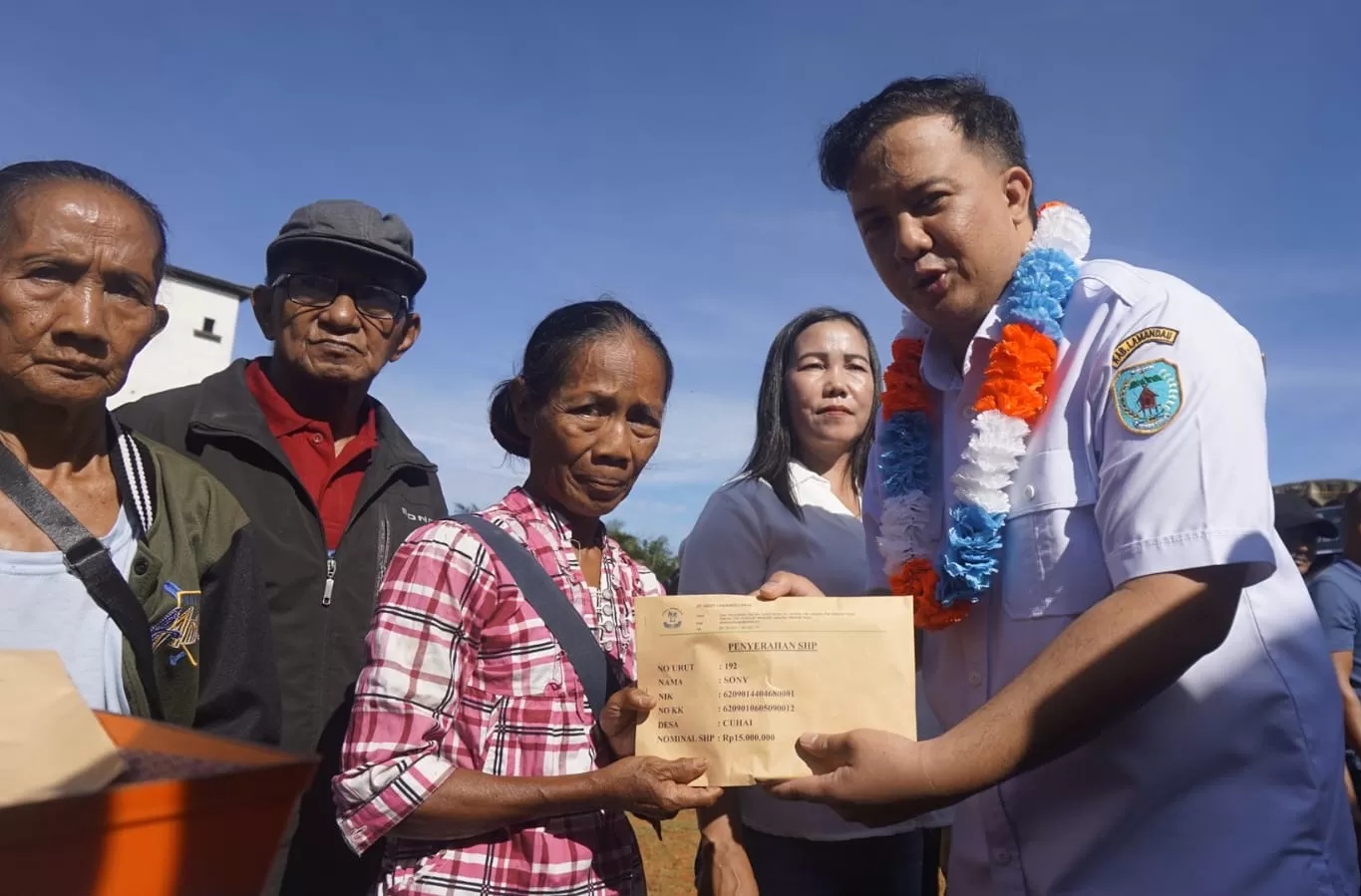 Bupati Lamandau Rizky Aditya Putra secara simbolis menyalurkan dana kompensasi dari PT SLR. RUSLAN/KALTENG POS