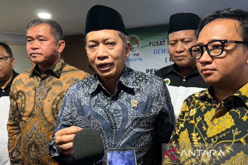 Menteri Koperasi (Menkop) Ferry Juliantono Ferry Juliantono saat memberi keterangan kepada awak media seusai Pengukuhan Struktur Badan Pengelola Pusat Informasi Perkoperasian (BP-PIP) (Antara)