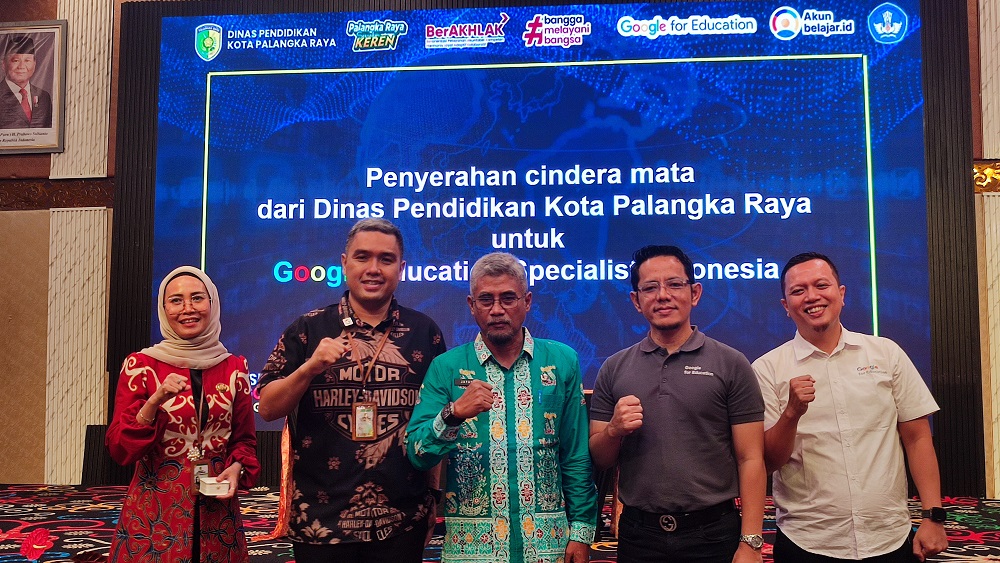 Kepala Dinas Pendidikan Palangka Raya Jayani bersama Sekretaris Dinas Pendidikan Aprae Vico.