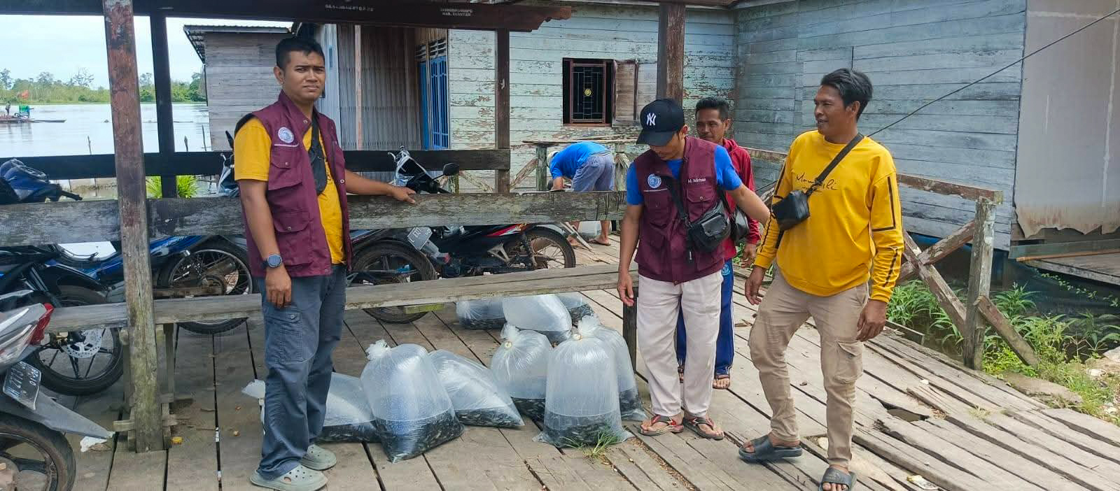 Penyerahan bantuan benih ikan nila dan pakan kepada 2 kelompok pembudidaya di dua desa di Seruyan, Jumat (10/10).