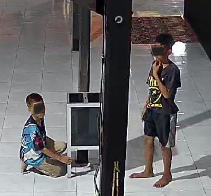 MALING BOCIL: Kedua pelaku pencurian terekam kamera CCTV Masjid Al Jihad, Jalan GM Arsyad, Kelurahan Baru, Kecamatan Arsel, Kabupaten Kotawaringin Barat (Kobar) saat beraksi mengambil uang kotak amal