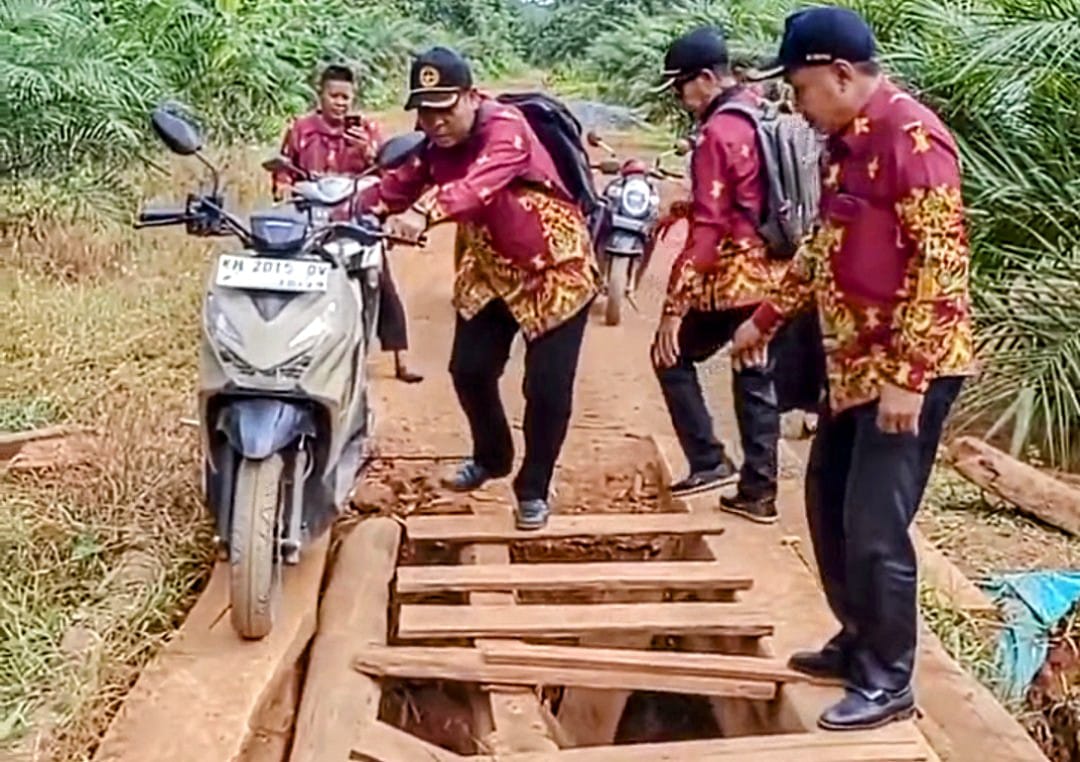 Sejumlah guru di Kecamatan Seranau terpaksa melewati jembatan yang nyari putus demi menuju sekolah tempat mengajar di Desa Batuah. (Tangkapan layar video rekaman warga).