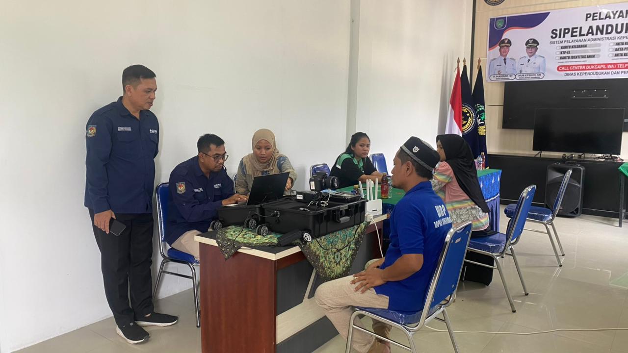 Pelayanan adminduk kepada warga binaan di Lapas Kelas III Sukamara, baru-baru tadi.