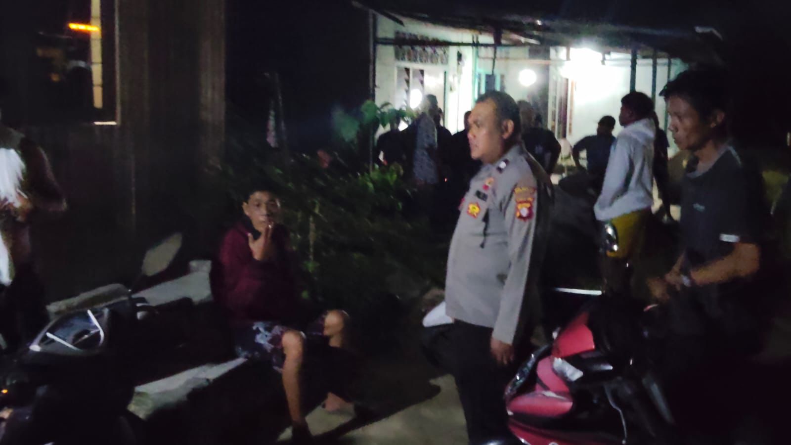 Personel Polsek Bukit Batu saat mendatangi keluarga warga yang dilaporkan hilang, baru-baru tadi (9/10)