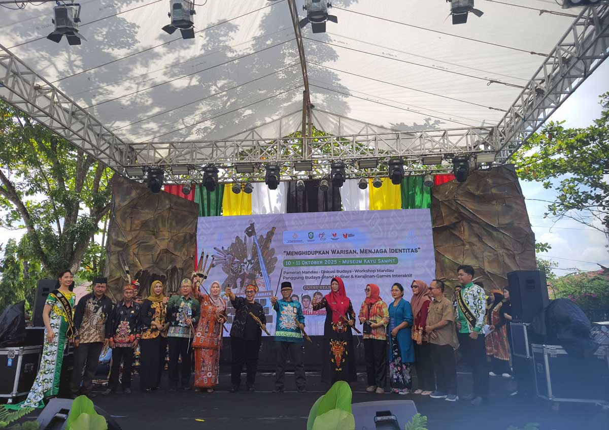 PEMBUKAAN: Pembukaan Pameran Warisan Budaya &rdquo;Mandau Penyang Pambelum&rdquo; yang digelar di Museum Kayu Sampit, Jumat (10/10).