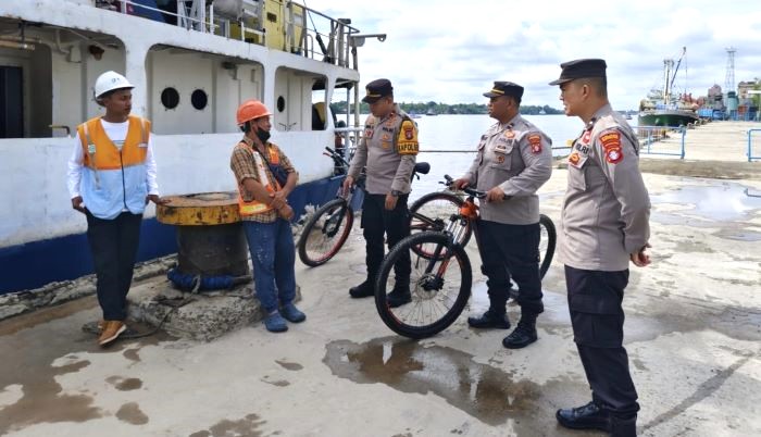 PATROLI : Kapolsek KPM Ipda Agus Setiawan memimpin patroli di kawasan Pelabuhan Sampit, Jumat (10/10/2025). FOTO: POLSEK KPM/RADAR SAMPIT
