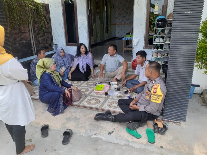 EDUKASI : Personel Bhabinkamtibmas Polresta Palangka Raya Aiptu Edy Prayitno sambaing warga Kelurahan Panarung, Jumat (10/10/2025). FOTO: POLRESTA PALANGKA RAYA/RADAR SAMPIT