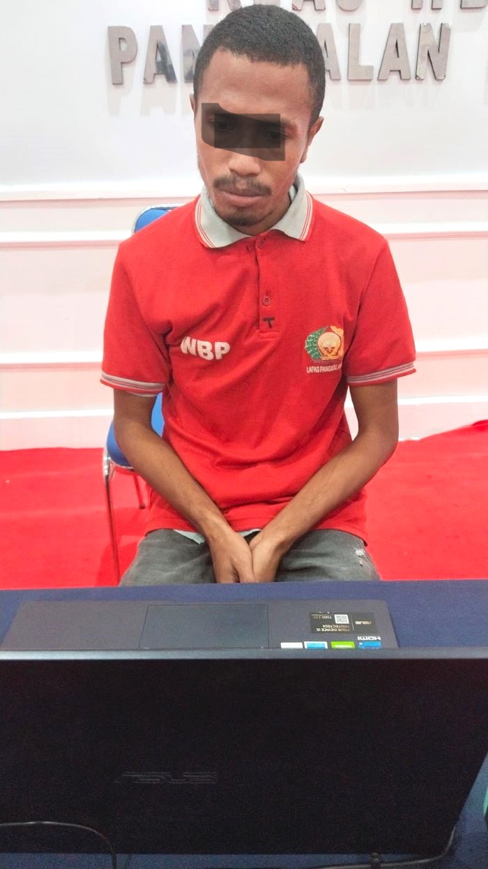 PERSIDANGAN: Albertus Rolyanus, terdakwa kasus perdagangan sisik tenggiling menjalani sidang perdana di Pengadilan Negeri Nanga Bulik, Kamis (9/10/2025).