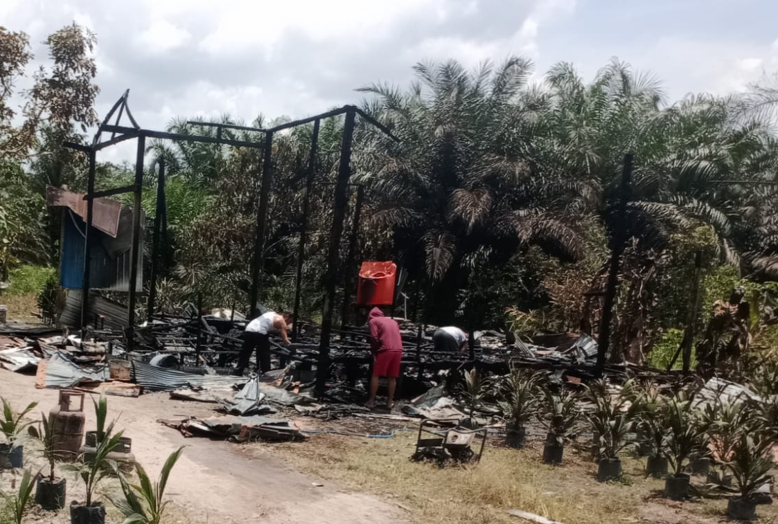 Puing-puing sisa kebakaran sebuah rumah di Jalan Sintang Sejahtera, RT 26, Kelurahan Mendawai, Kecamatan Arut Selatan, Kabupaten Kobar terbakar, Jumat (10/10), sekitar pukul 11.11 WIB.