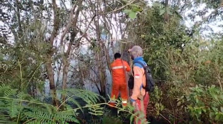 Personel BPBD Kobar saat mengatasi kebakaran lahan di Jalan Pasir Putih, Gang Bersaudara, RT 10, Desa Sungai Kapitan, Kecamatan Kumai, Sabtu (11/10).