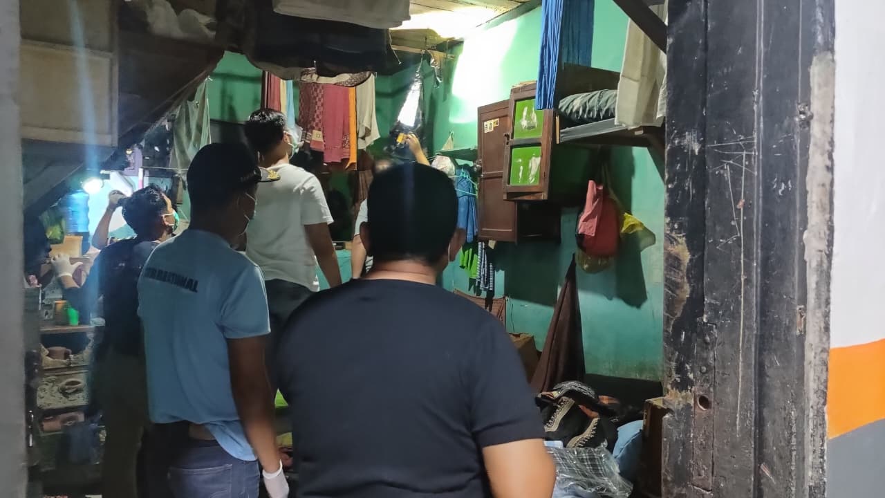 Petugas Lembaga Pemasyarakatan (Lapas) Kelas IIB Pangkalan Bun saat menggelar razia kamar para narapidana. (Lapas Pangkalan Bun/Radar Sampit)