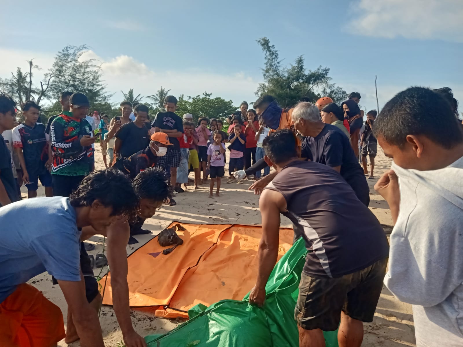 Evakuasi salah satu jasad ABK Tugboat Datine 138 yang ditemukan di Ujung Pandaran, Kecamatan Teluk Sampit. (BPBD Kotim)