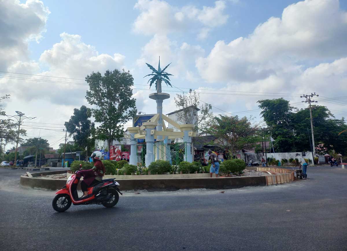 ARENA BALAP: Ruas jalan di Bundaran I Kuala Pembuang sering dijadikan lintasan balap sekelompok pemuda.
