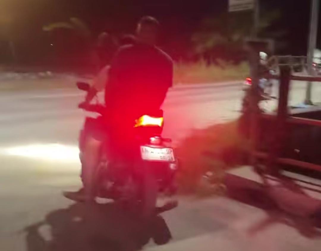 Warga berdamai-ramai mengejar maling kotak amal yang diduga melakukan aksi di Masjid Nur Qolbu Jalan Pemuda Sampit, Sabtu malam (12/10 /2025).