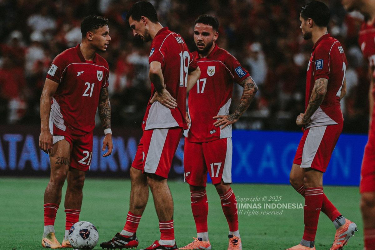 Pemain timnas Indonesia saat menghadapi Irak, Minggu (12/10) dini hari wib.