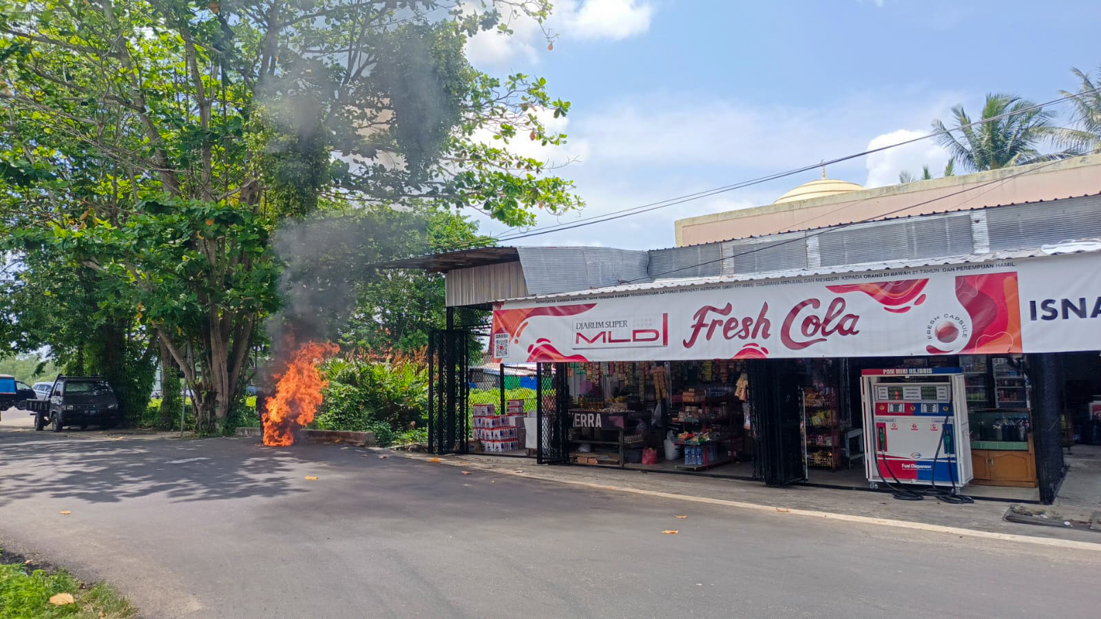 Sebuah sepeda motor ketika dilahap api, di pinggir Jalan MT Haryono, Kelurahan Kuala Pembuang Dua, Kecamatan Seruyan Hilir