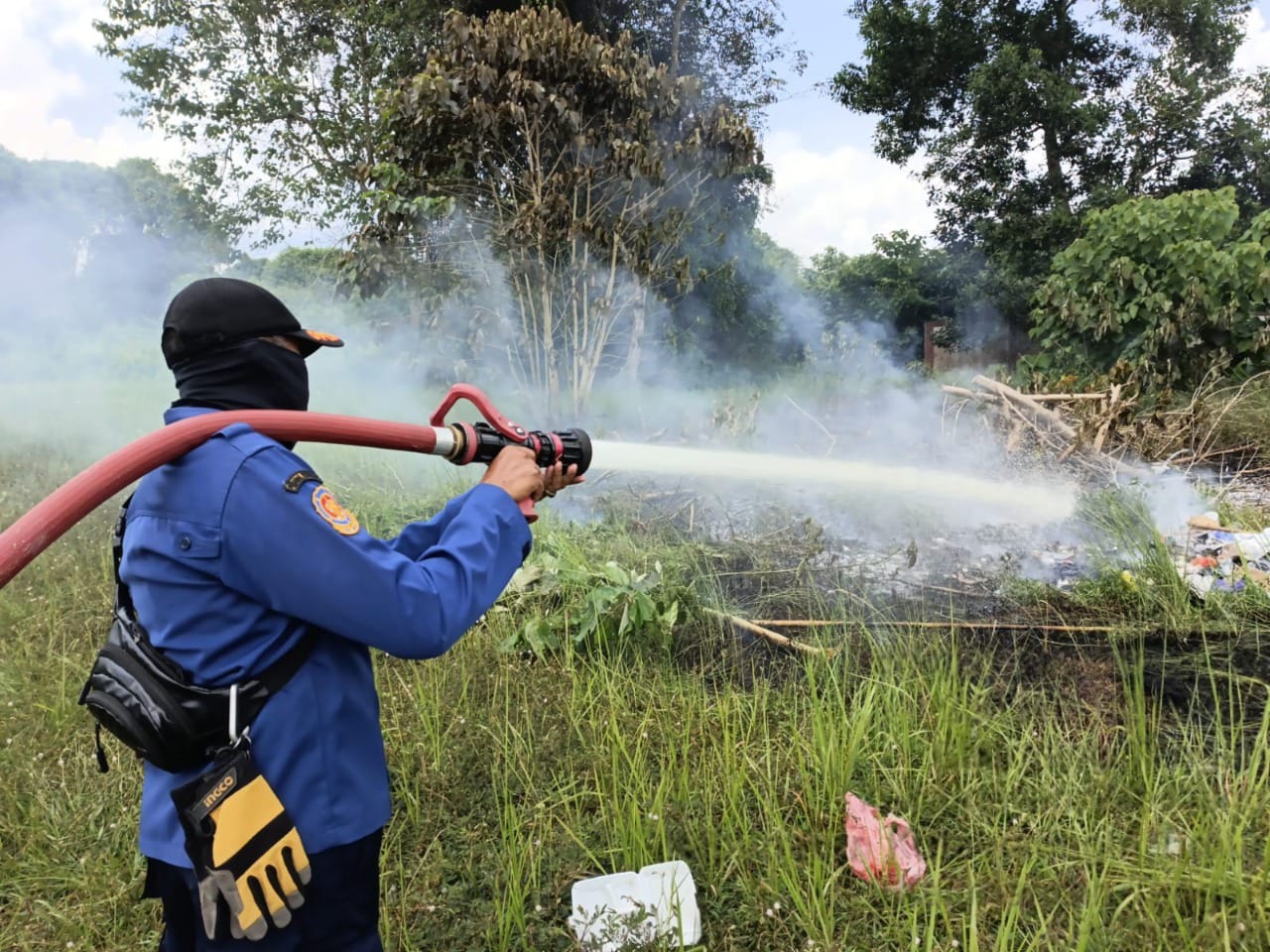 Kebakaran lahan yang terjadi di dekat permukiman warga Sampit, Kabupaten Kotawaringin Timur, belum lama ini.