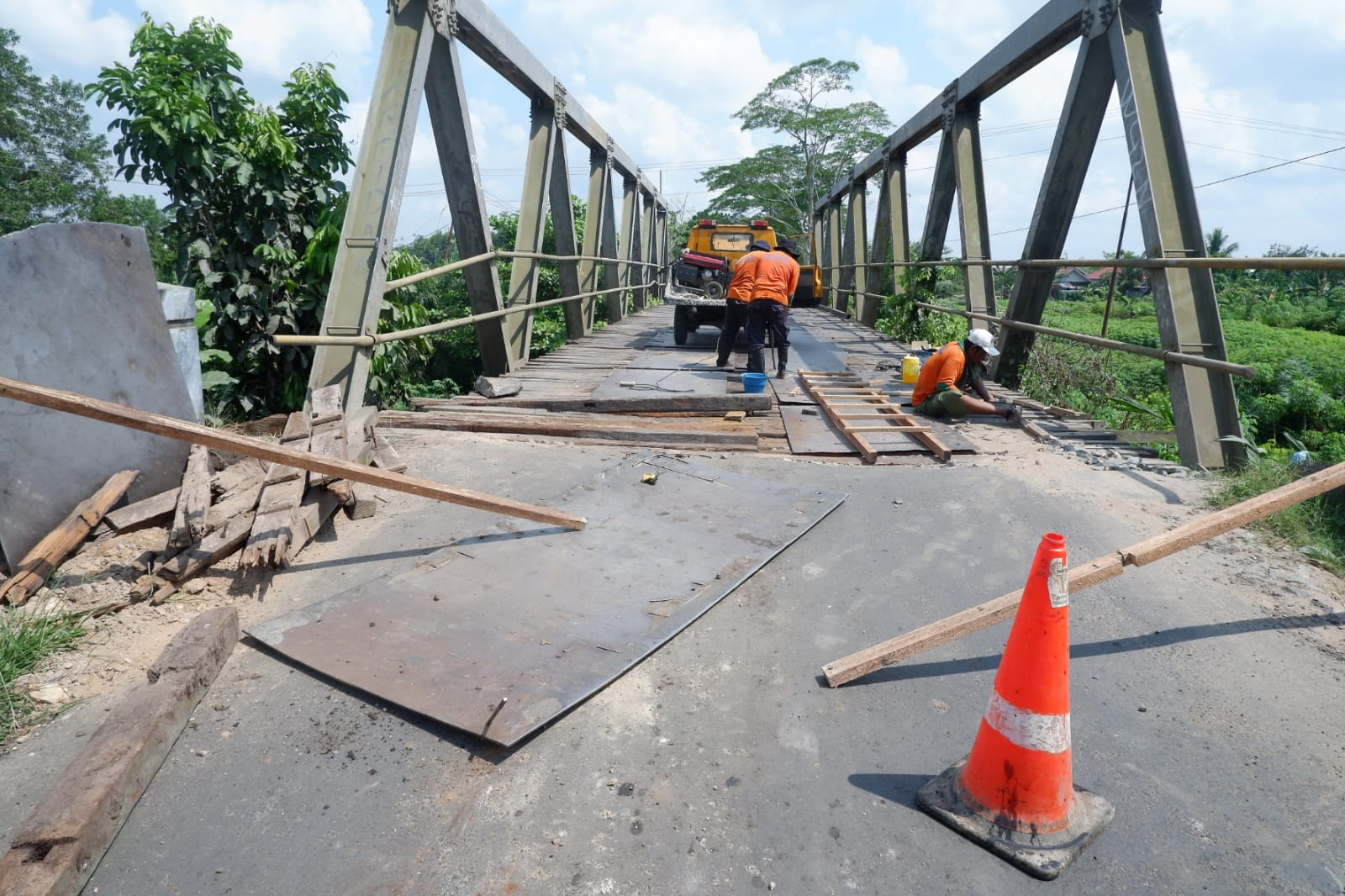 Perbaikan jembatan patah di Jalan Kapten Mulyono Sampit, Senin (13/10/2025).(Usay Nor Rahmad/Radar Sampit)