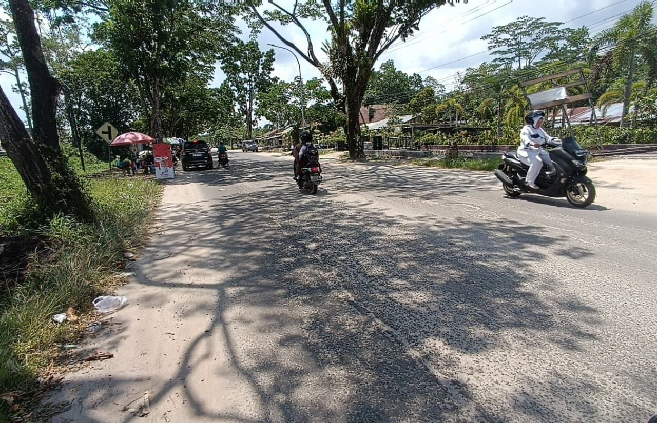 Jalan Pramuka Sampit, di sejumlah titik masih terdapat kerusakan yang dapat membahayakan pengguna jalan. (Usay Nor Rahmad/Radar Sampit)