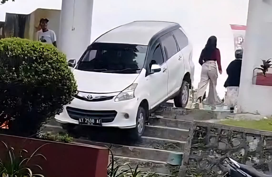 Toyota Avanza tersangkut di tangga keluar TPU Sekip, Jalan Pangeran Diponegoro, Kelurahan Sidorejo, Kecamatan Arut Selatan, Kabupaten Kotawaringin Barat, Minggu (12/10).