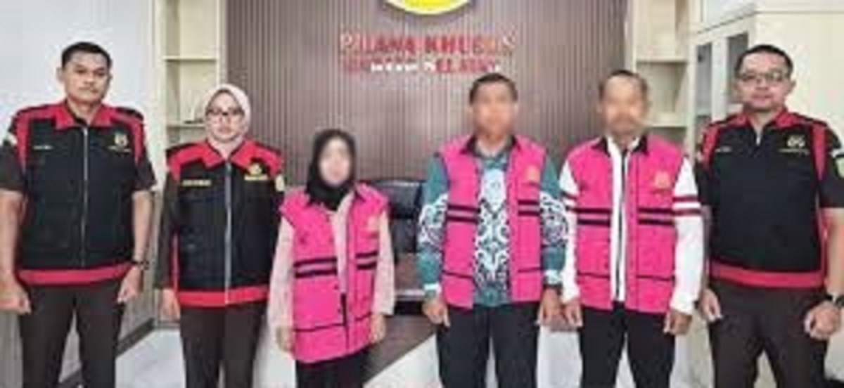 Tiga tersangka kasus tipikor dana KONI Barsel tahun 2022 dan 2023 saat di Kejari Barsel