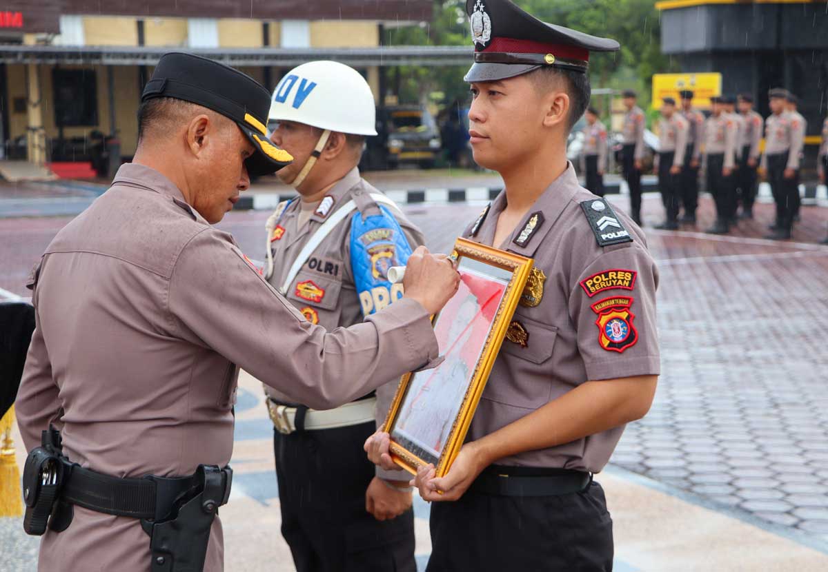 SANKSI BERAT: Wakapolres Seruyan Kompol Hendry mencoret foto Ipda Ilham seorang anggota yang di PTDH, Senin (13/10).