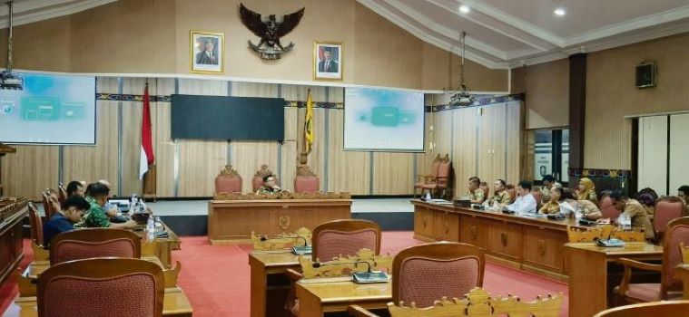 RAKOR: DPRD Kotawaringin Timur (Kotim) menggelar rapat koordinasi dengan Dispora dan KONI Kotim dalam rangka persiapan menghadapi Porprov Kalteng 2026. FOTO: RADO/RADAR SAMPIT