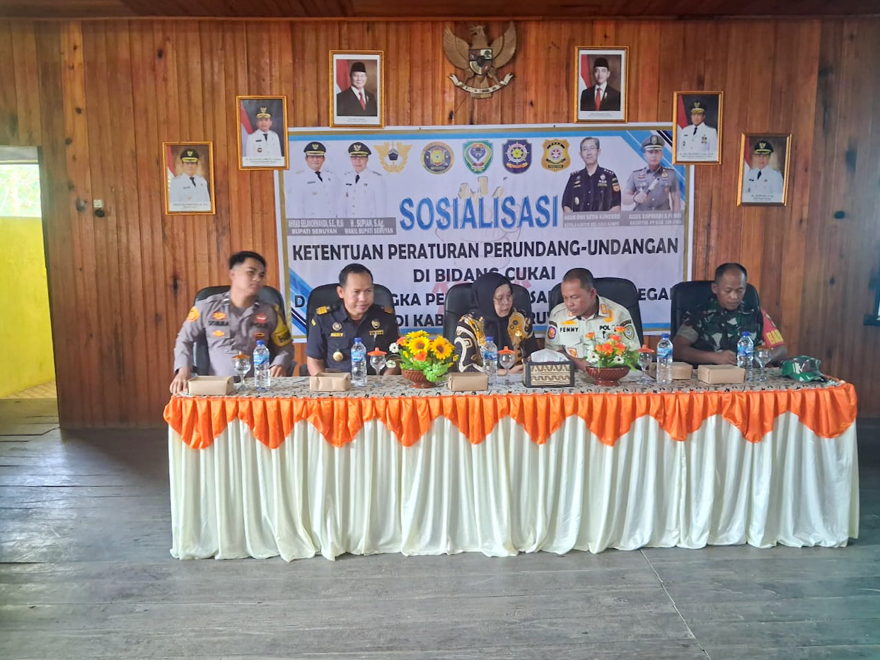 Polsek Seruyan Tengah bersama Pemerintah Kecamatan Seruyan Tengah, saat memberikan edukasi terkait rokok illegal, Senin (13/10).