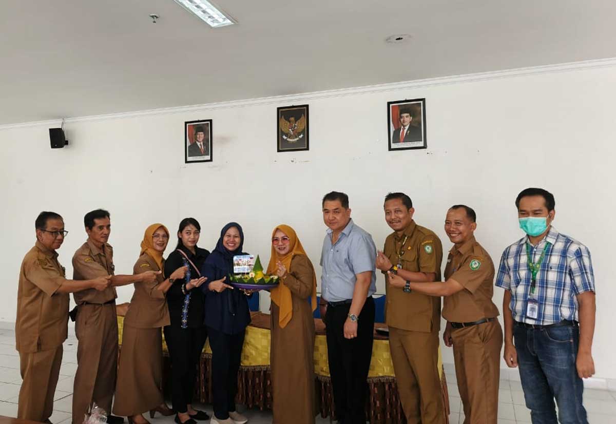 SILATURAHMI: Direktur Radar Sampit Siti Fauziah menyerahkan tumpeng yang diterima Plt Direktur RSUD dr Murjani Sampit di Aula Penunjang Lantai II, Senin (13/10).