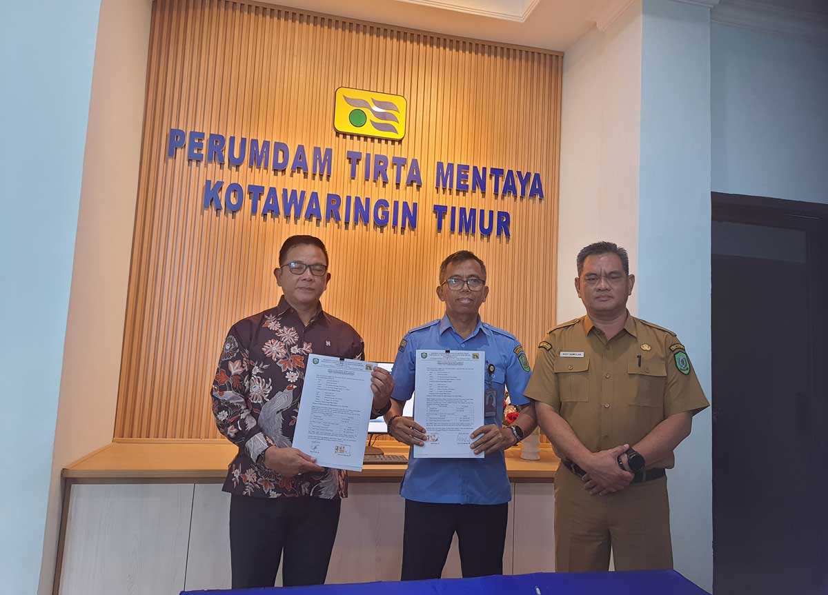 SERTIJAB: Pelaksanaan serah terima jabatan Direktur Perumdam Tirta Mentaya Sampit, Senin (13/10).