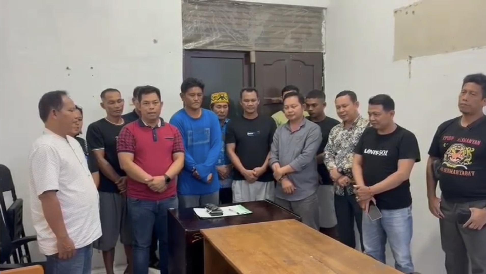 SEPAKAT BERDAMAI: Sandi dan Kades Tanjung Beringin sepakat berdamai dan saling memaafkan. (Istimewa)