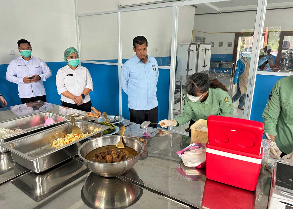PEMERIKSAAN: Dapur SPPG Kemala Polda Kalimantan Tengah menjalani uji sampel makanan dan uji kesehatan lingkungan, Senin (13/10).