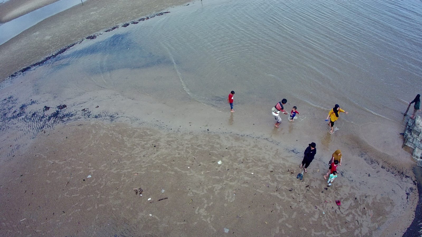 Sejumlah pengunjung sedang asik bermain di tepian pantai yang menjadi objek wisata di Sukamara.