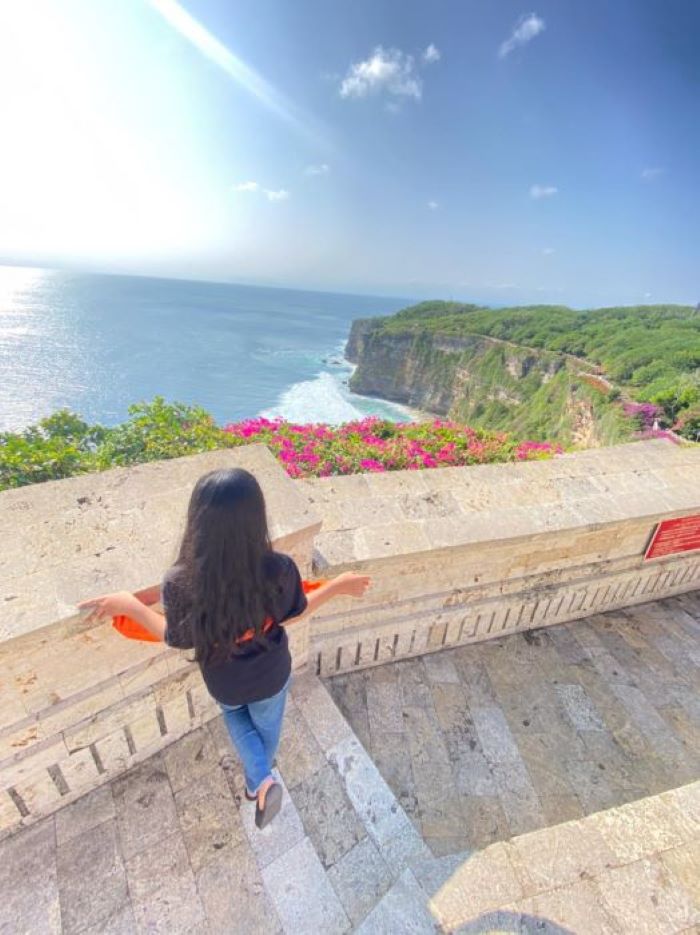 MENGHADAP SAMUDERA: Wisata Pura Uluwatu di Kuta Selatan, Badung Bali dengan pesona tebing yang kokoh di tepi Pantai, menawarkan panorama laut Hindia. FOTO: DOK/RADAR SAMPIT