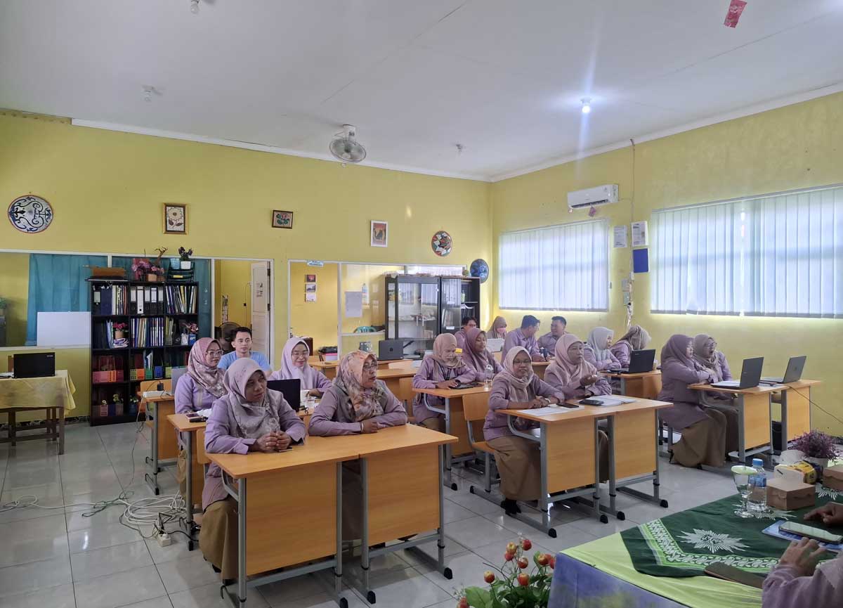 PELATIHAN: Puluhan guru SMK Muhammadiyah Sampit mengikuti In House Training (IHT) di Aula SMK Muhammadiyah Sampit, Senin (13/10).