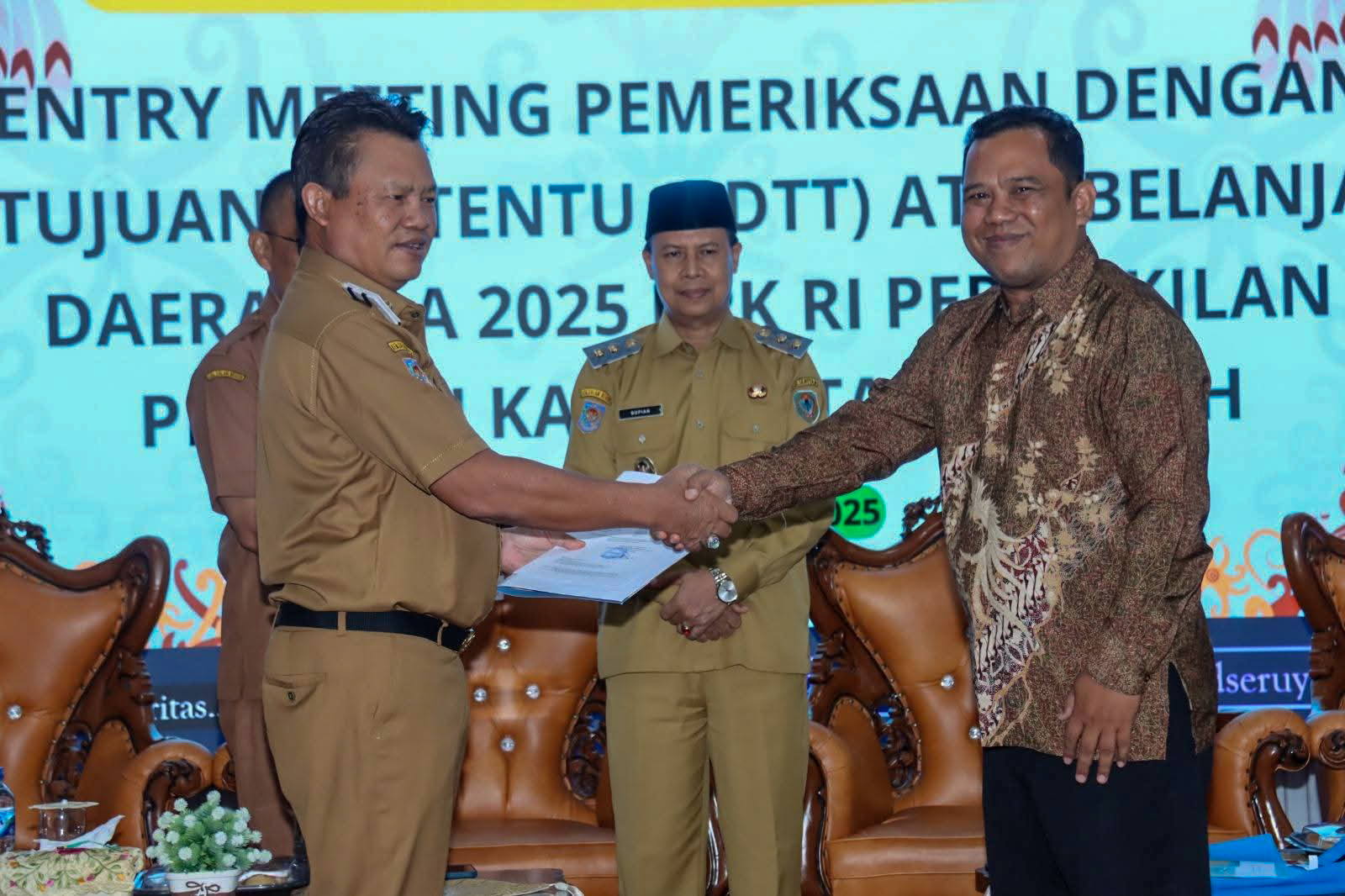 Bupati Seruyan Ahmad Selanorwanda menyambut Ketua Tim Pemeriksaan BPK RI Kalteng, Dedi Suryadi, Selasa (14/10).